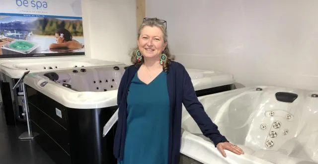 photo be spa emploie une quinzaine de salariés à saint-saturnin (ici, fabienne quennec, responsable du nouveau showroom). en 2018, son chiffre d’affaires s’est élevé à 5,6 millions d’euros. &copy; ouest-france