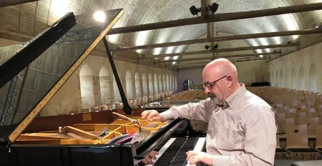 photo thierry loizeau dans le dortoir aux moines, à l’abbaye de l’épau. &copy; ouest-france