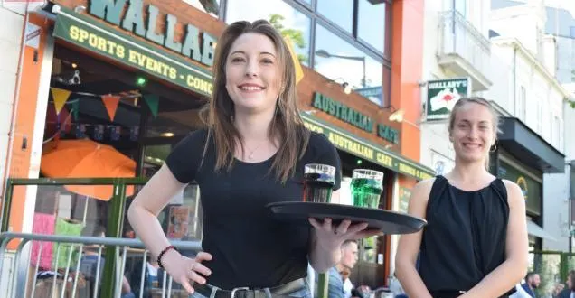 photo mélina toulon (à gauche) travaille au wallaby’s-australian café depuis six mois. à ses côtés, katell guérinel, étudiante en droit. &copy; co