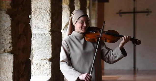 photo martigné-briand, monastère de villeneuve-la barre, 13 septembre 2018. sœur claire avec son violon dans le cloître des bénédictines. &copy; photo co laurent combet