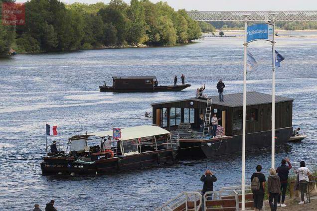 Saumur. Le bateau bar est arrivé à quai 