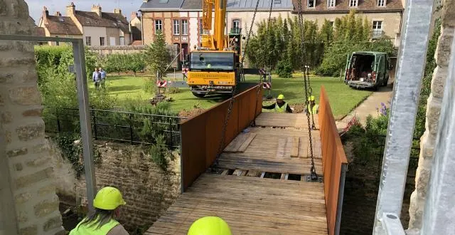photo pose de la passerelle au-dessus de la briante entre le jardin expérimental et la cour du château des ducs. &copy; ouest-france