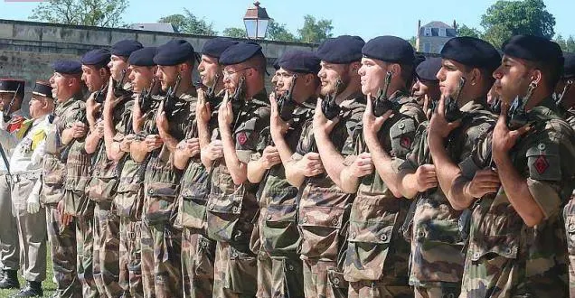 photo a thouars, les soldats ont effectué les mêmes gestes que leurs aînés, en 1945. &copy; le courrier de l'ouest - guillaume raineau