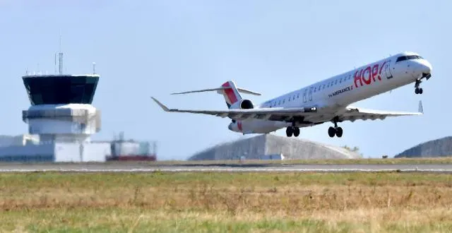 photo un vol au départ de l'aéroport de rennes-saint-jacques, dont la liaison vers paris (1 h 25 en train) serait sur la sellette. &copy; joël le gall / ouest-france