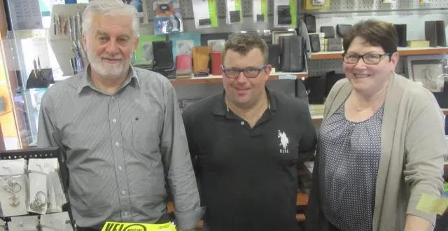 photo à partir de la gauche, joël neel cédant, david lambert le repreneur et odile neel cédante. &copy; ouest-france