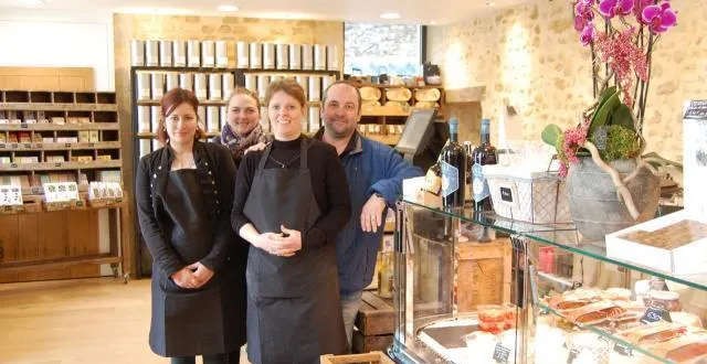 photo émilie et yan duteil (à droite) et leurs vendeuses, au centre de leur jolie boutique du 2, place notre-dame.. &copy; ouest-france