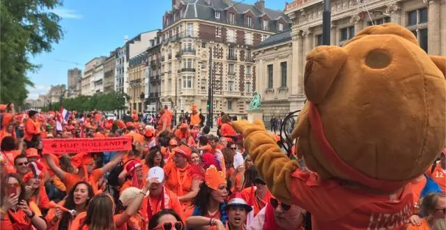 photo les supporters néerlandais mettent l'ambiance dans les rues du havre à quelques heures de l'entrée en lice de leur équipe dans la coupe du monde 2019. &copy; photo : twitter