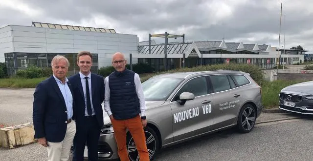 photo le responsable du groupe volvo le mans/alençon julien thibault (au centre), entouré par l’agent immobilier christian lair, et cyril aubert, directeur général, devant les locaux de la future concession, route de paris. &copy; ouest-france