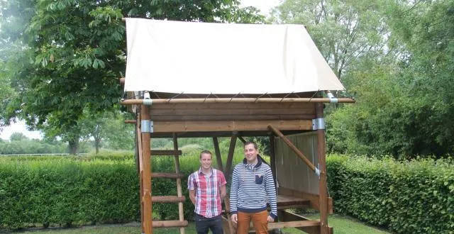 photo benjamin hars (à gauche) et guillaume martinez sont les nouveaux responsables du camping de sablé. &copy; ouest-france