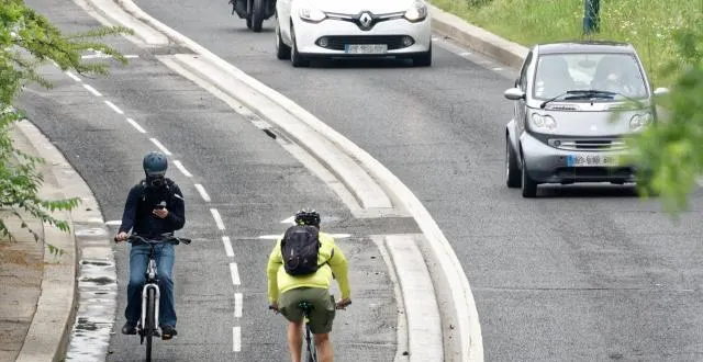 photo une piste cyclable sur la voie georges-pompidou, à paris. alm entend consacrer deux millions d’euros par an à la promotion du vélo et des infrastructures. &copy; ouest-france