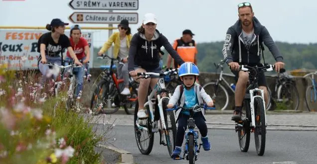 photo maine-et-loire. le vélo, roi de la levée