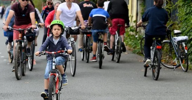 photo à l’instar de la fête du vélo, qui a séduit quelque 27 000 cyclistes dimanche, l’utilisation du vélo se développe aussi pour les trajets domicile travail. &copy; photo le courrier de l'ouest - josselin clair