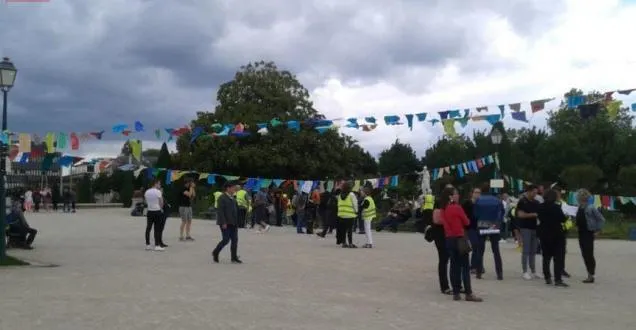 photo les fanions ont été accrochés dans le jardin du mail &copy; elsa della valentina