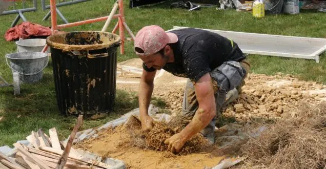 photo tristan le gwern, maçon du bâti ancien, lors de la construction d’un mur en torchis. &copy; photo co – marie-hélène moron