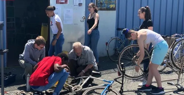 photo cholet. plutôt qu’un stage ennuyeux, ces secondes ont choisi la réparation de vélo