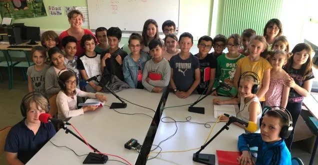 photo ingrandes, le 18 juin. une émission de radio a été enregistrée avec l’aide d’atelier canopé 49 pour conclure le défi balado de la classe de cm2 de l’école des p’tits ligériens. &copy; photo co
