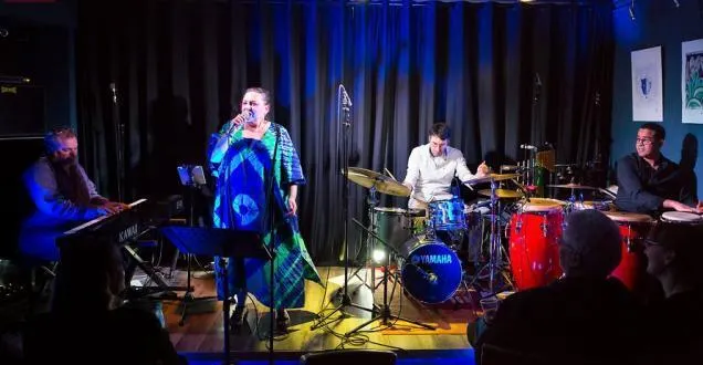 photo angers. le groupe estrella en concert au blue monkeys