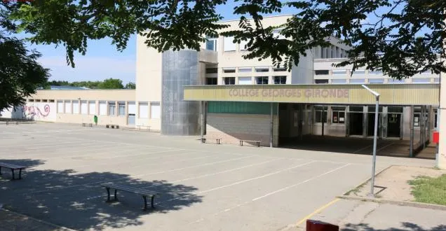 photo deux des enfants sont scolarisés au collège georges-gironde de segré. &copy; photo co - marie-hélène moron