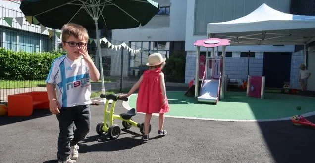 photo saumur. à la maison des petits pas, les enfants jouent et les familles se rencontrent