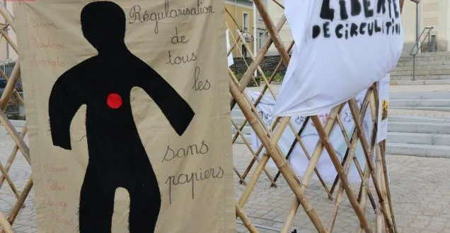 photo samedi 11 mai à segré, une manifestation de soutien à trois familles menacées d’expulsion, dont une famille algérienne, avait rassemblé des habitants et des élus sur le parvis de l’hôtel de ville. &copy; co – marie-hélène moron