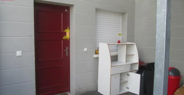 photo l’appartement de vihiers, où plusieurs jeunes filles auraient été séquestrées, est placé sous scellés. &copy; co