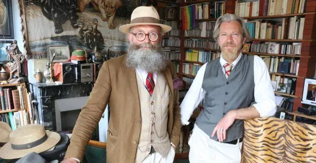 photo christophe, 55 ans, et david, 47 ans, dans leur appartement, en centre-ville. les dandies amoureux assument leur homosexualité et leur look : « on ne cherche ni à convertir, ni à justifier notre choix. » &copy; ouest-france