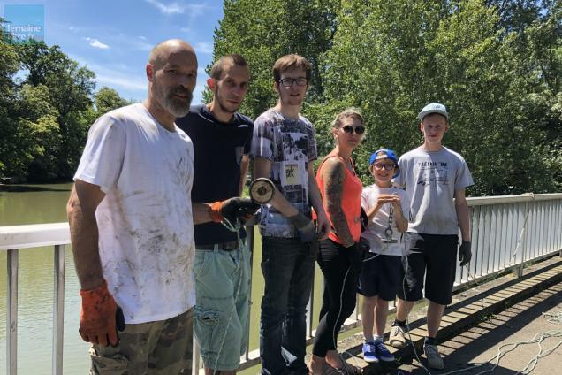 Pêche à l'aimant dans la Sarthe - Une initiative de dépollution bénévole