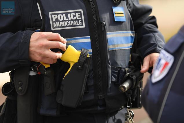 Les pistolets à impulsion électrique sont arrivés chez les policiers  municipaux de La Madeleine - La Voix du Nord