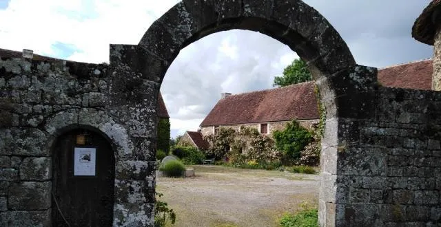 photo l’entrée de la ferme saint-roch de mesnil-glaise. &copy; ouest-france