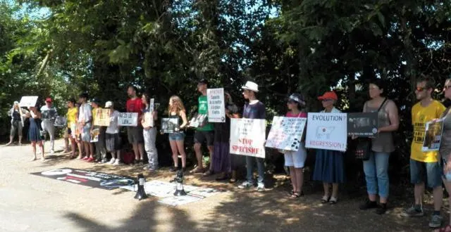 photo une trentaine de manifestants ayant bravé les températures caniculaires ont manifesté face à l’entrée de l’entreprise euronutrition, samedi 29 juin. &copy; ouest-france
