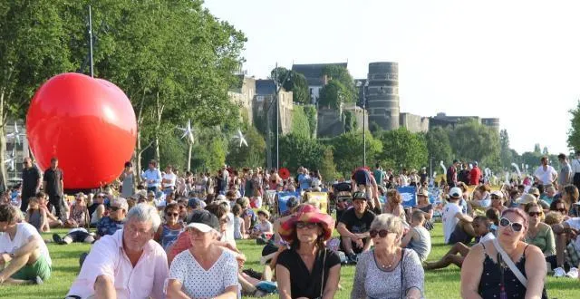 photo l’esplanade engazonnée a d’emblée séduit les premiers curieux venus découvrir cœur de maine. &copy; ouest-france