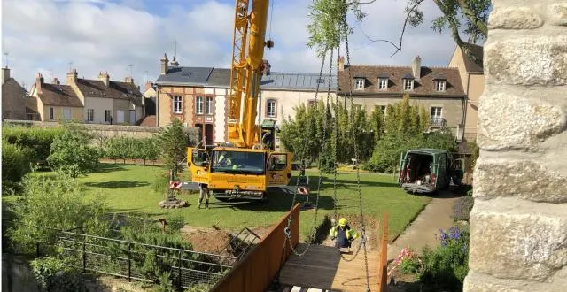 photo pose de la passerelle entre la cour du château d’alençon et le jardin expérimental, rue de balzac, mercredi 29 mai. &copy; ouest-france