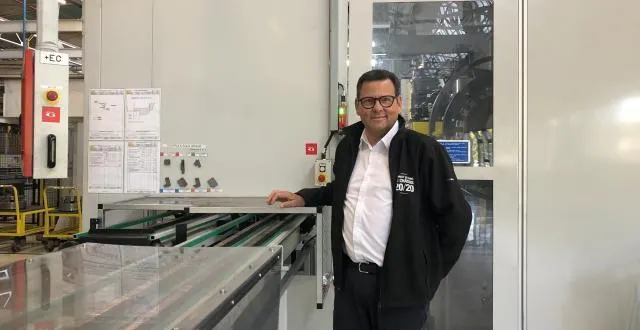 photo jean-pierre chalbos, directeur de l’usine renault du mans, devant une ligne d’usinage toute neuve de disque pour la prochaine clio 5. &copy; ouest france