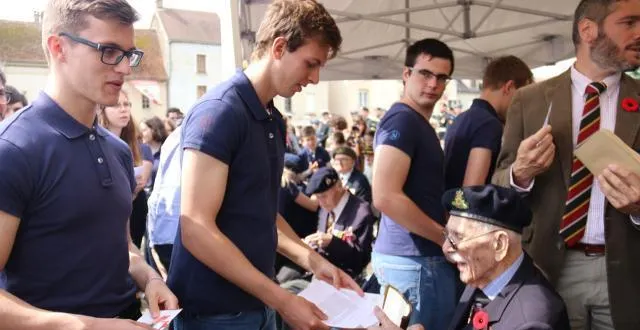 photo des lycéens avaient écrit une lettre pour chaque vétéran en remerciement de leur engagement. &copy; ouest-france