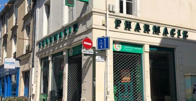 photo la flèche. la pharmacie de la grande-rue a fermé ses portes
