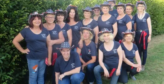 photo toutes ces femmes et cet homme se retrouvent les lundis à la salle des fêtes de bizou. &copy; ouest-france