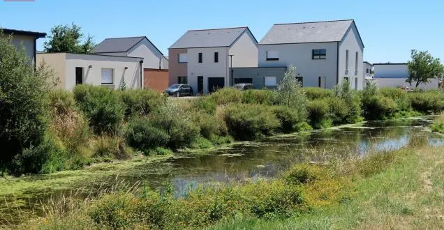photo saint-sylvain-d’anjou. le chêne vert, une réussite en construction