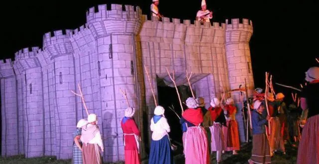 photo les bénévoles construisent chaque année une spectaculaire bastille. &copy; archives ouest-france