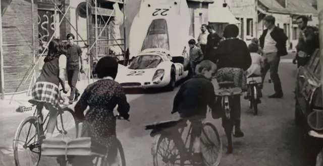 photo en 1971, la porsche 917 k au milieu du village. &copy; dr