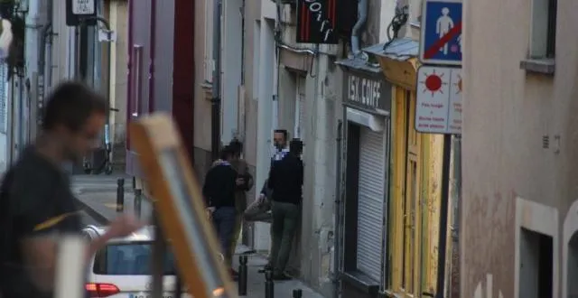 photo quelques personnes discutent sur le pas de la porte du nouveau local de l’alvarium, avant la conférence de jeudi soir. il est situé dans la rue du cornet, à quelques mètres des dernières terrasses de bar de la rue saint-laud. &copy; ouest-france