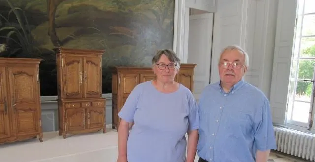 photo norbert guerin et son épouse devant quelques meubles miniatures présentés dans le grand hall du château. &copy; ouest-france