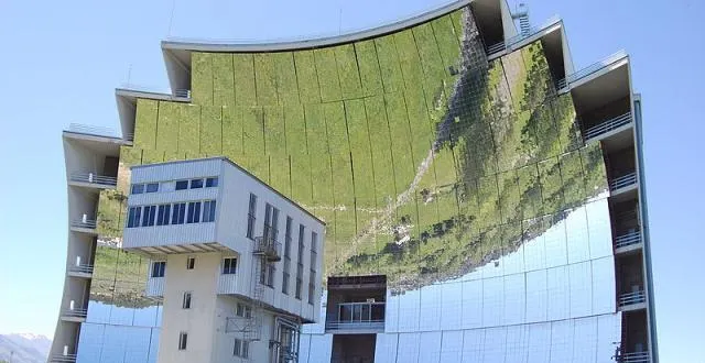 photo le  grand four solaire d'odeillo à  font romeu. &copy; wikimedia commons