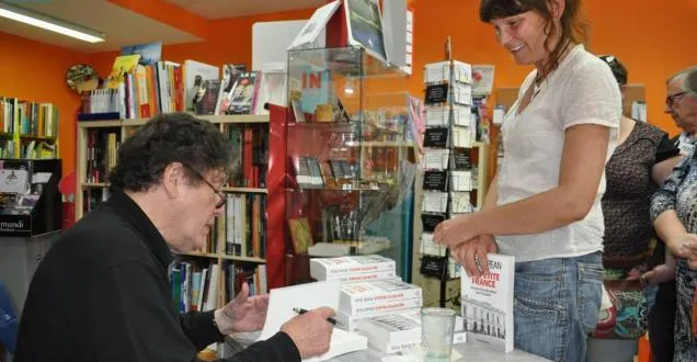 photo sablé-sur-sarthe. le libraire de l’ancre des mots est affecté par le décès de pierre péan