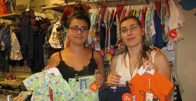 photo cindy et marion, vendeuses à du pareil au même continuent à pratiquer des petits prix et vous accueilleront le 15 août. &copy; ouest-france