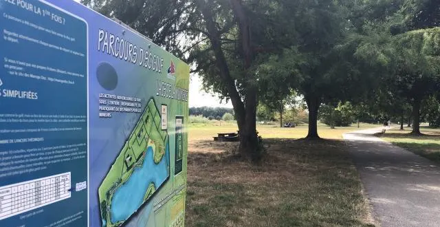photo un parcours de disc-golf, sport atypique, est présent à la base de loisirs pour amuser petits et grands. &copy; ouest-france