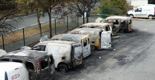 photo les véhicules se situent derrière le bâtiment du site. &copy; dr