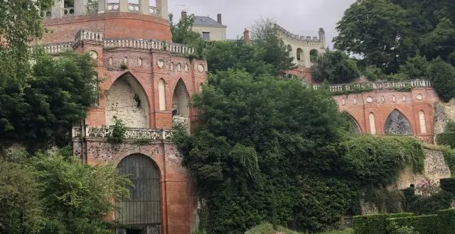photo l’étonnante terrasse caroline s’élève juste derrière le château de poncé. tel un décor de théâtre. &copy; ouest-france