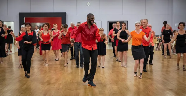 photo angers. les cours de danses pour adultes de baila con amigos sont plein d'énergie et de bonne humeur. &copy; baila con amigos