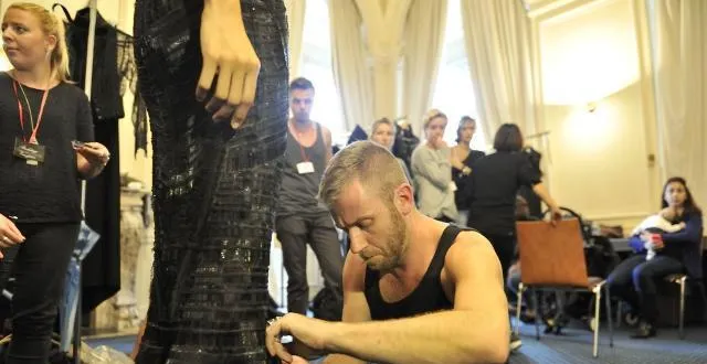 photo le créateur et styliste eymeric françois s’est fait une spécialité de la broderieavec des épingles. &copy; pascal paulic