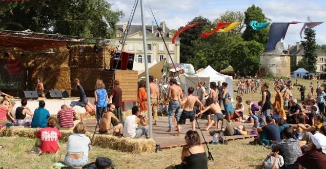 photo le parquet de danse a été adopté par les festivaliers. &copy; co